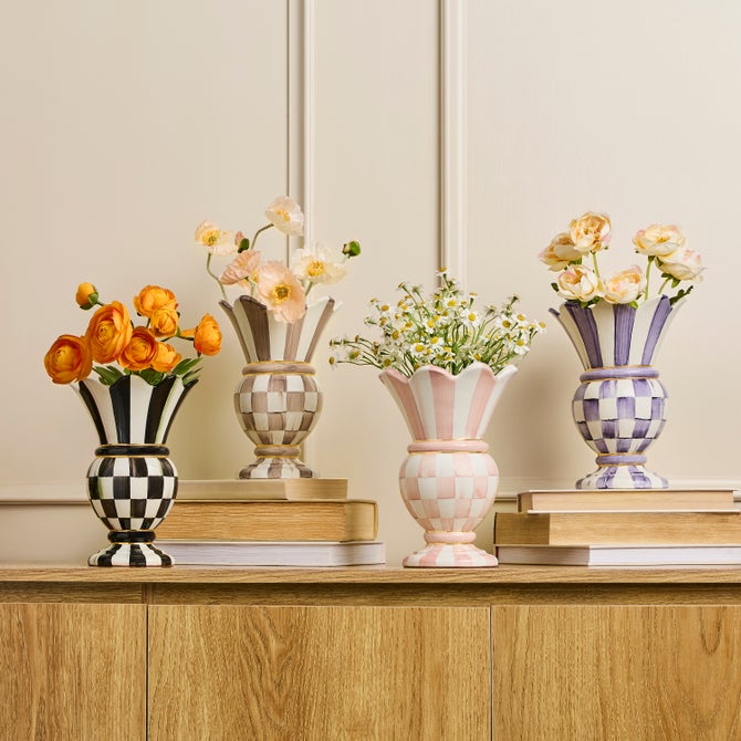 Rosy Check Small Great Vase image number 1