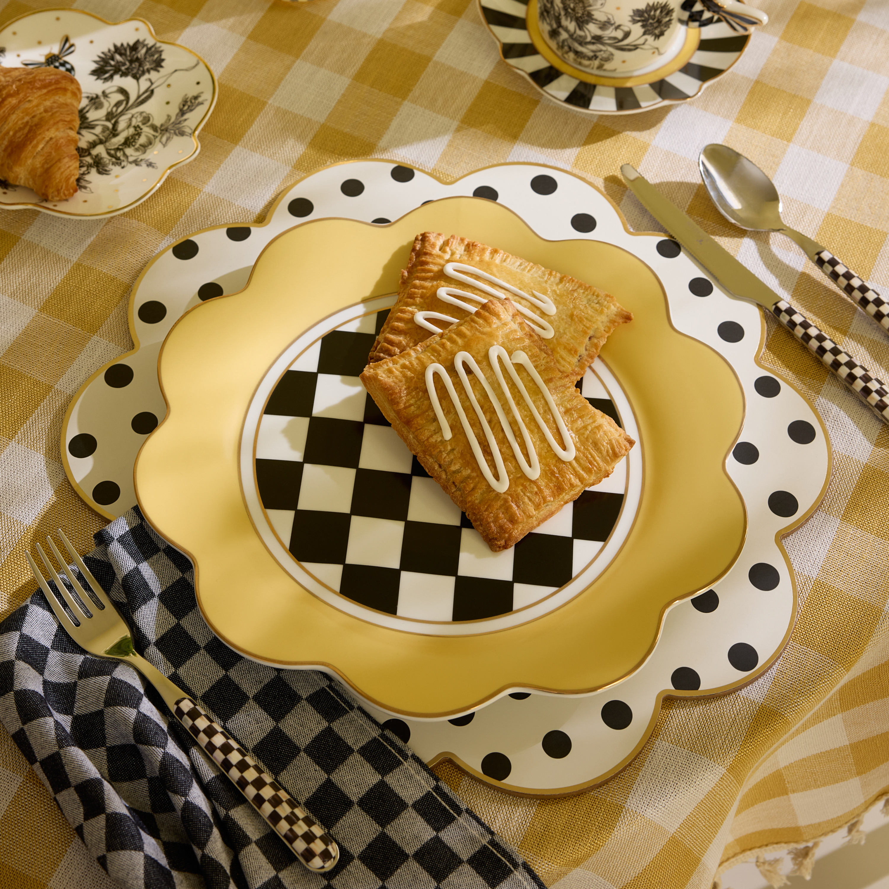 MacKenzie-Childs | Bee Toile Round Scalloped Cork Back Placemats