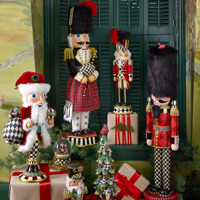 Castle Guard Nutcracker image number 1