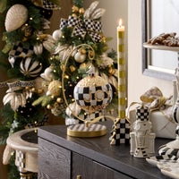 Classic Courtly Ornament Stand