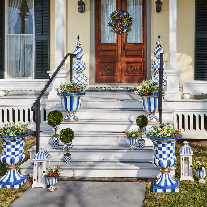 Royal Check Pedestal Urn image number 3