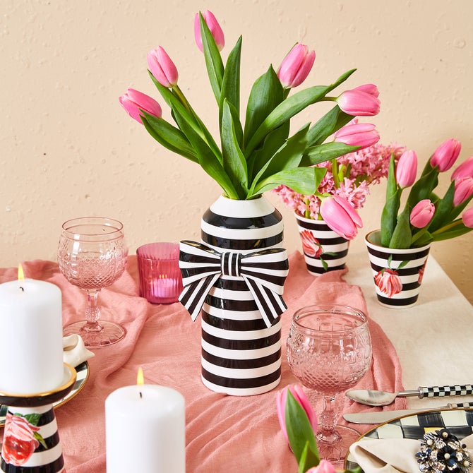 Courtly Bow Vase image number 3