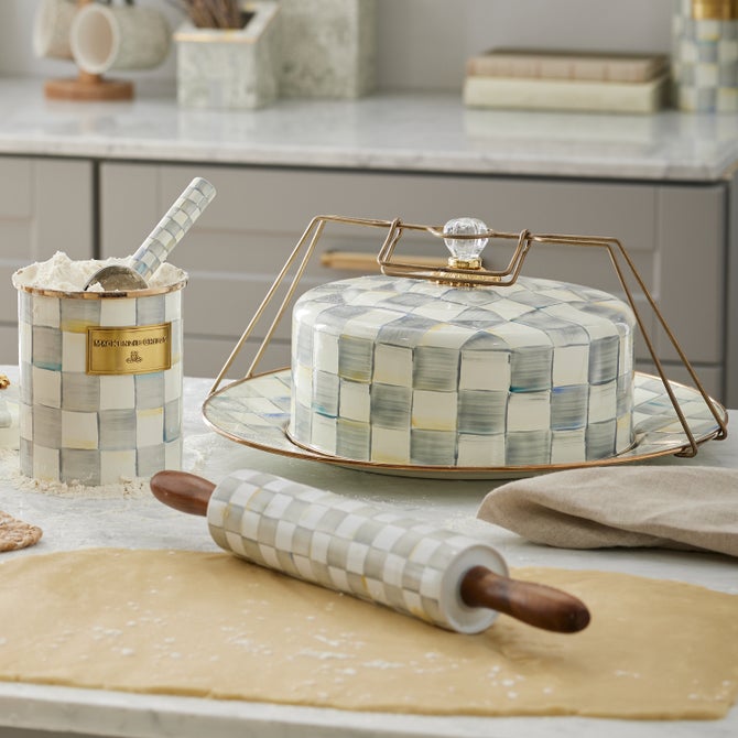 Enamel Cake Carrier image number 0