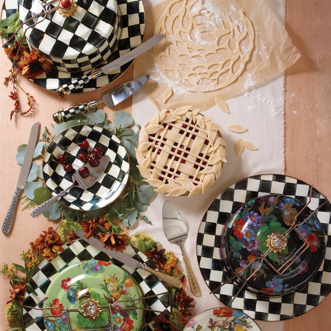 Enamel Cake Carrier image number 1